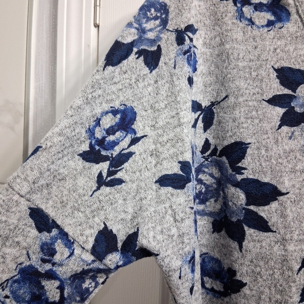 By & By Sweater Blue Roses Gray Background Size Large - Picture 4 of 14